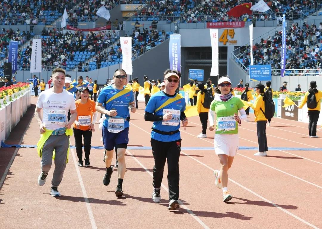 2021盐城马拉松赛激情开跑